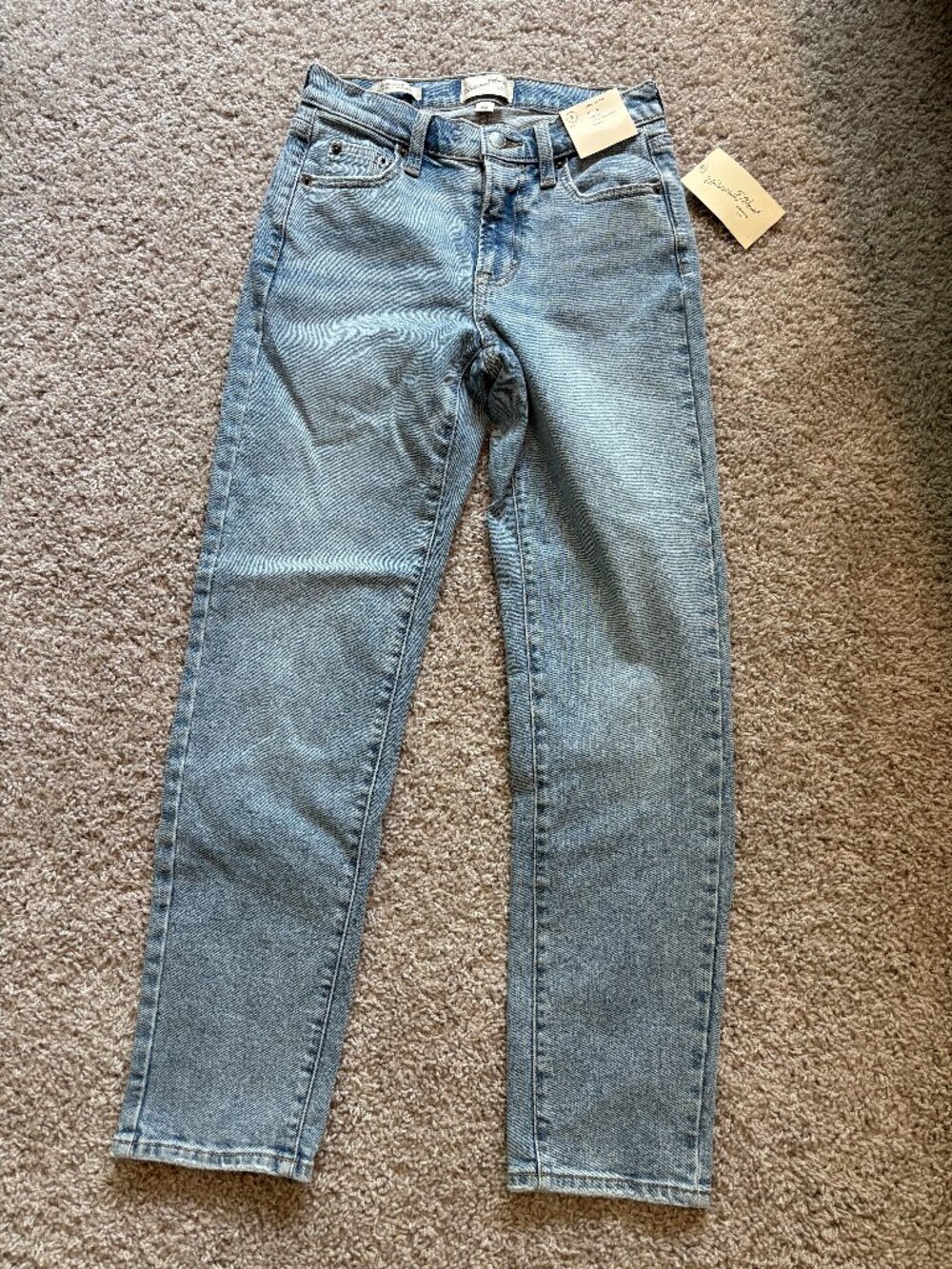 Universal Thread 80s Slim Mid Rise Light Wash Jeans Size 2 New With Tags
